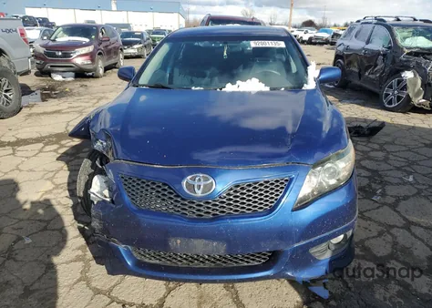 2011 Toyota Camry Base z USA, uszkodzony, nr VIN 4T1BF3EK5BU765635